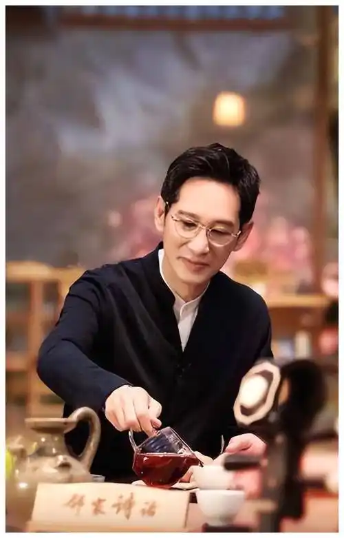 王劲松在《破冰行动》中饰演的林耀东,以其淡定反派