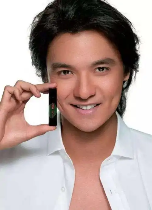 先是导演之一的冯德伦,冯德伦比较出名的电影莫过于99年的《特警新