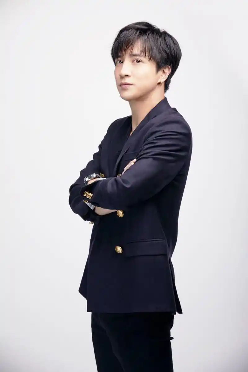 薛之谦:真实幽默的魅力引领者 薛之谦以其真实,幽默和独特的魅力,吸引