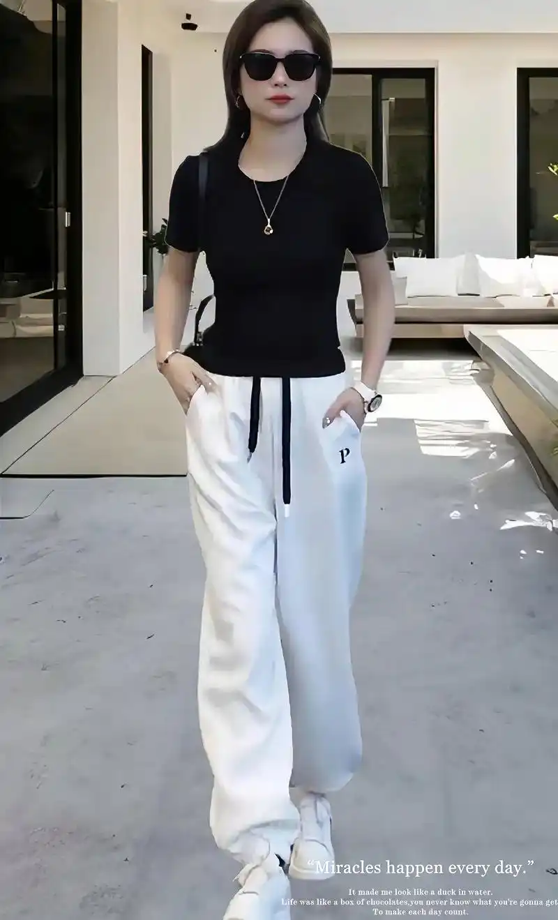 姐妹们,韩式新款时尚气质套装来啦,黑色修身t恤搭配