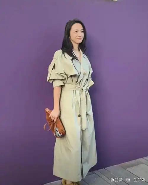 汤唯最新亮相穿搭太随性!拎2万多的包素颜走机场,颜值像路人?