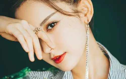 古力娜扎精致优雅写真桌面壁纸