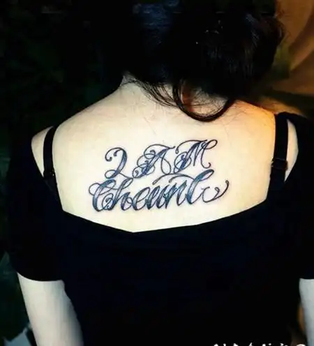 美女后背的花体英文字母纹身图片