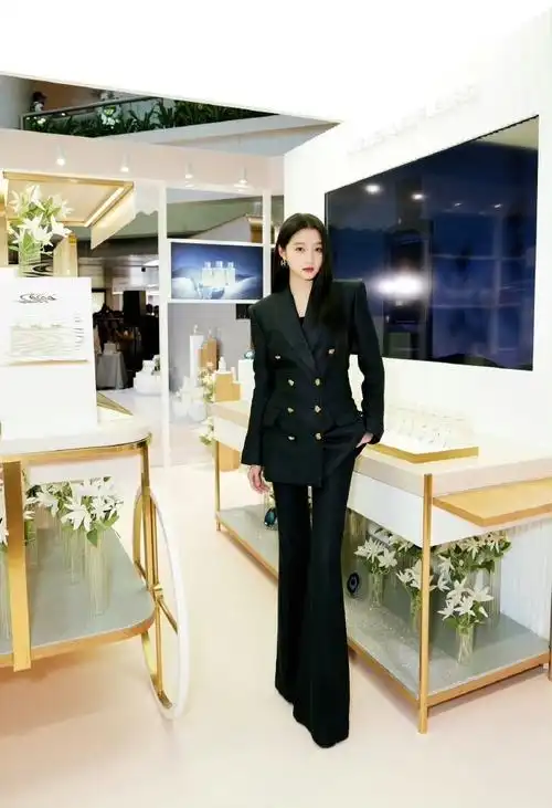 关晓彤爆改老公姐78156997#关晓彤 女霸总回国#西装一穿,气场