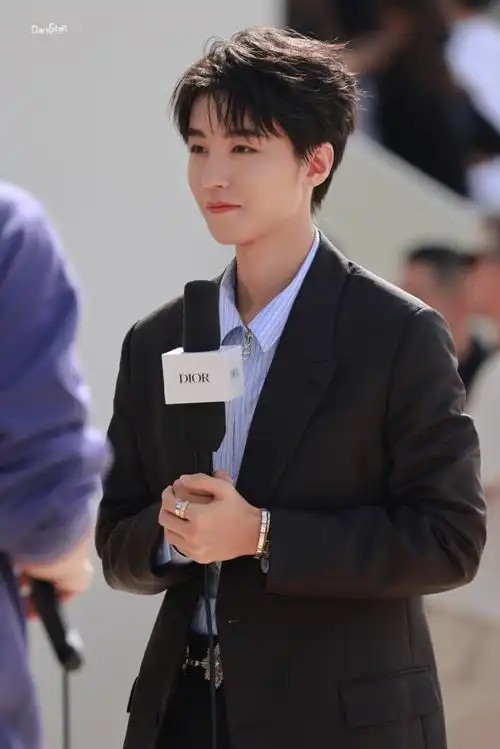 时装周造型#和大家挥了很多次手的迪奥品牌大使王俊凯@tfboys-王俊凯