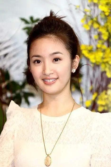 林依晨女儿正脸照曝光坐玩具车乖巧可爱脸蛋肉嘟嘟神似爸爸