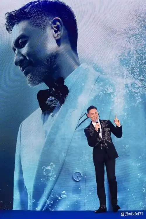 早期生涯张学友于1961年出生于香港,自小就展现出对音乐的浓厚