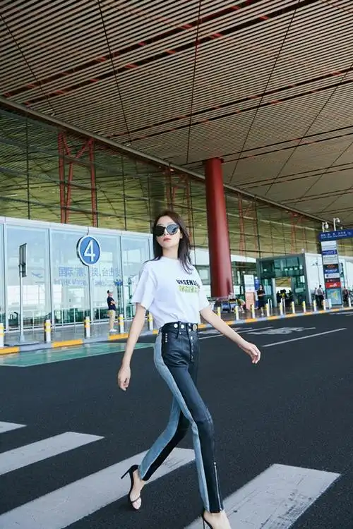 "纯妃"王媛可现身机场,随意披散在肩上的长发,白色t恤搭配双拼牛仔裤