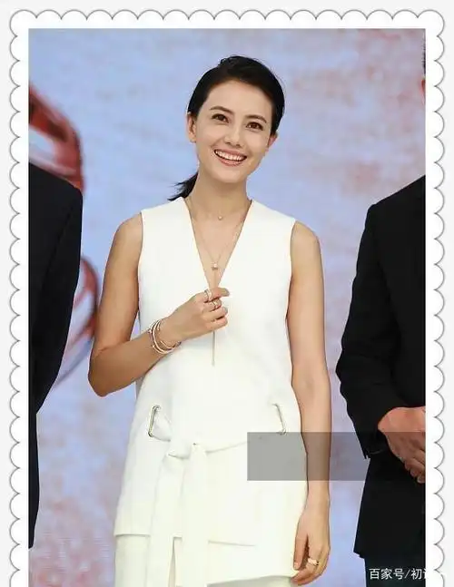 俞飞鸿和高圆圆一起穿深v裙的时候,我就知道什么气质像兰花了!