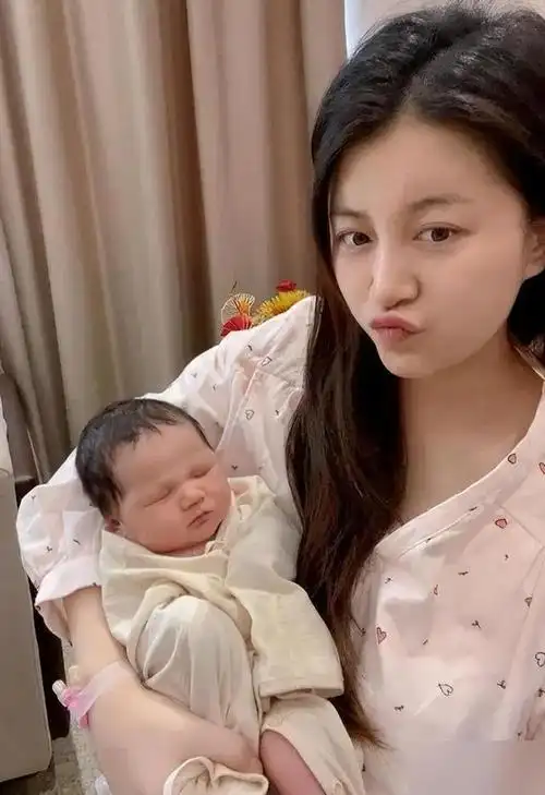 2014年,《中国好声音》中,李嘉格以实力唱功赢得那英和杨坤青睐,跻身