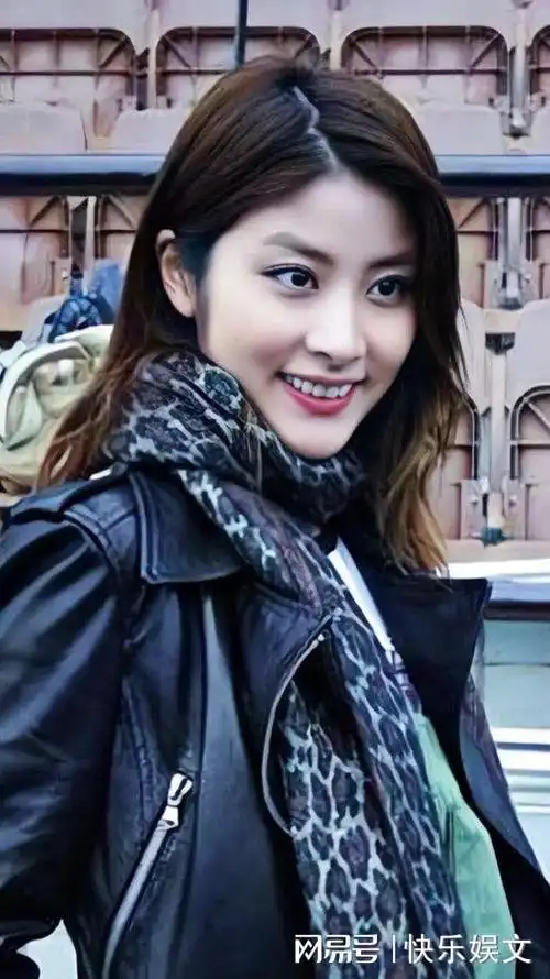 资料显示,陈慧琳在20岁的时候,与男友刘建浩相恋,男方身家不菲,算得上