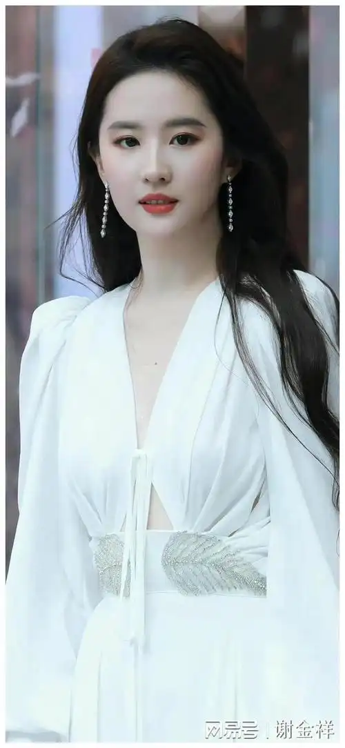 刘亦菲周冬雨同款造型,颜值差距高下立见|娱乐圈|女明星_网易订阅