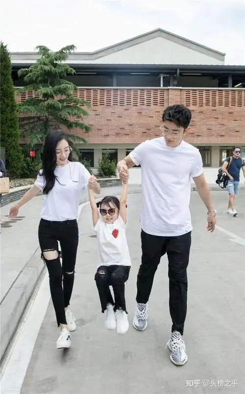 真复合?李小璐晒照比v心情好,与贾乃亮穿同款衣服裤子似同一套