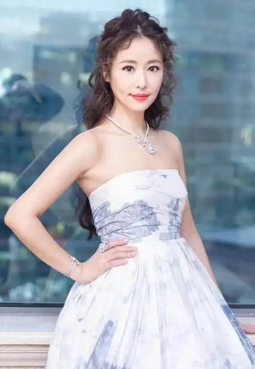 霍建华的老婆林心如又美出圈了穿白色蕾丝拼接连衣裙气质惊艳