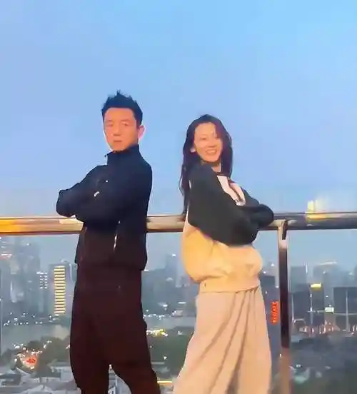 浪姐5首播郑恺陪苗苗跳舞不合群的苗苗与赵奕欢结为好友