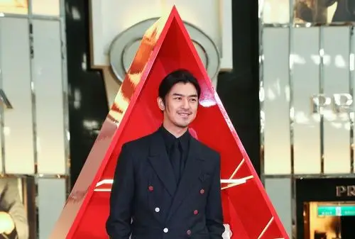 陈柏霖长发蓄胡造型,帅气不失野性_高清图集_新浪网