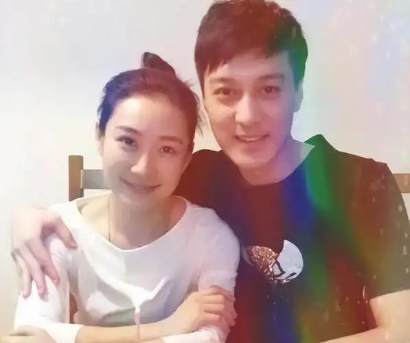 在一场朋友组织的饭局上,陶昕然结识了比自己大4岁的男演员何建泽