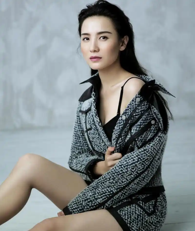 宋佳说:"我十几岁时以为20几岁就能快乐,20几岁时