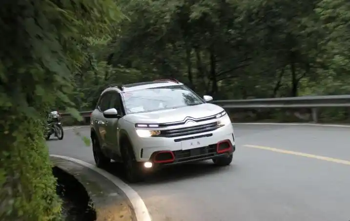 汽车转弯时轮胎为什么会响