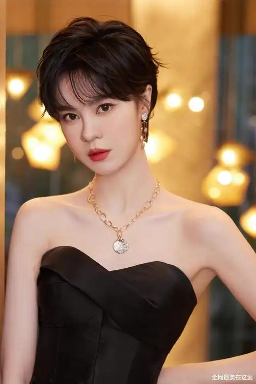郁可唯的美貌被低估,穿抹胸黑裙秀"筷子腿",狗啃短发又酷又美_时尚
