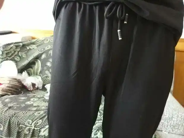 我是男生有时候穿略微宽松的裤子,裆部看着会有一点突起.