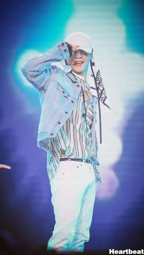 张艺兴舞台上疑似隐私部位凸起粉丝完全没有的事