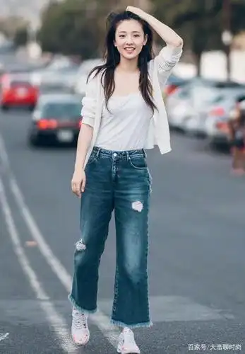 组图:牛仔裤的穿搭甜美优雅,潮女衣橱必备单品