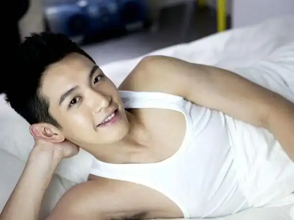 肌肉男:帅气男星柯震东高清图片-小虾米