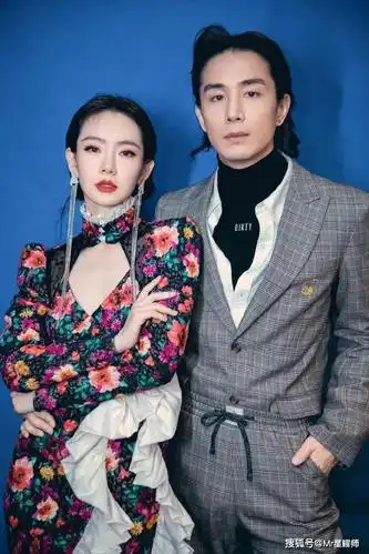 戚薇又跟老公在秀恩爱了,深v领旗袍大秀好身材,气质性感撩人