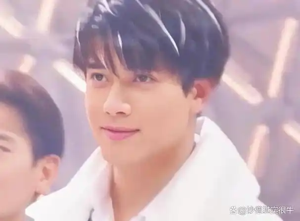 郭富城陪老婆深夜压马路2人同穿平底鞋彻底暴露了身高