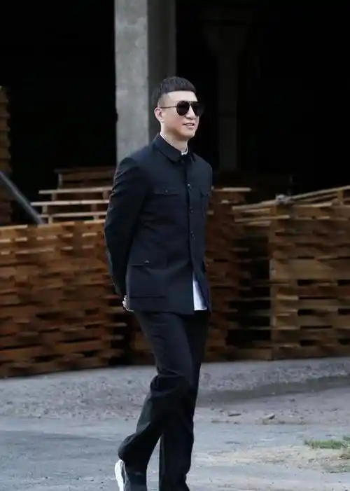 今召集"极限男人帮"卖货的孙红雷:曾经敲邻居门借钱被拒之门外_妈妈