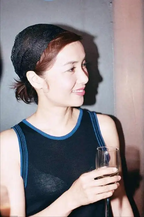 网友在英国偶偶蒋雯丽57岁的她年轻时有多美