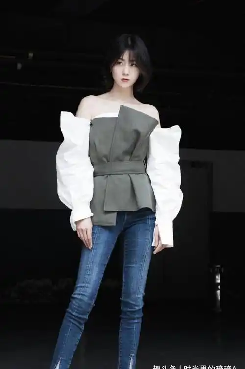 李溪芮绝美鬓发染搭配奶茶色上衣,显白显气质,粉丝不淡定了_黑色_身材