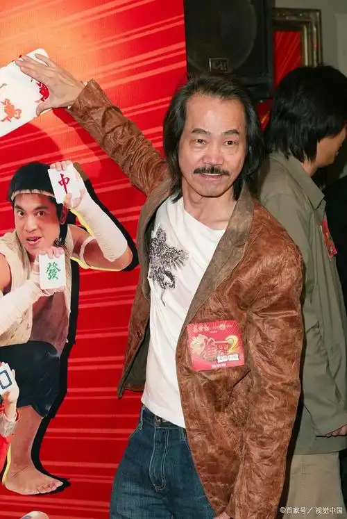 香港武打明星元华(原名容继志),曾经是"七小福"成员之一,与成龙