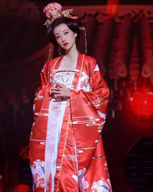 韩雪穿仙鹤红衣变杨贵妃,古典韵味缓缓袭来,举手投足间雍容大气