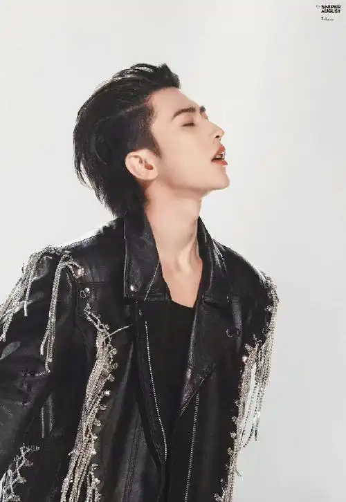 蔡徐坤#仰头喉结鲨,是你心中的完美视角嘛