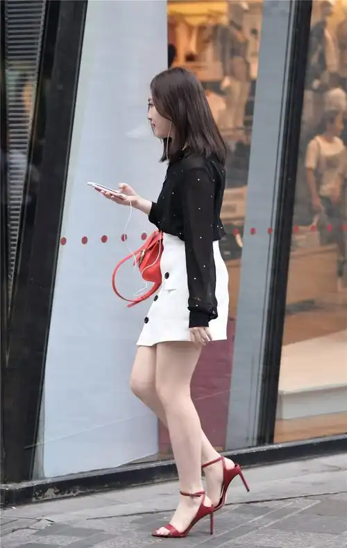 一字带细高跟凉鞋,夏秋时节搭配更好看,和短裙组合是经典