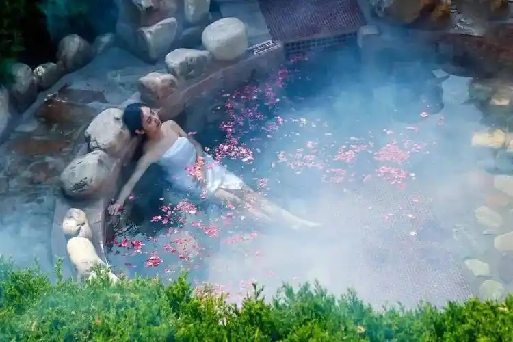 山西人国庆有去处了!温泉,窑洞,农家饭这个神仙度假村美翻了!_汤池_黎