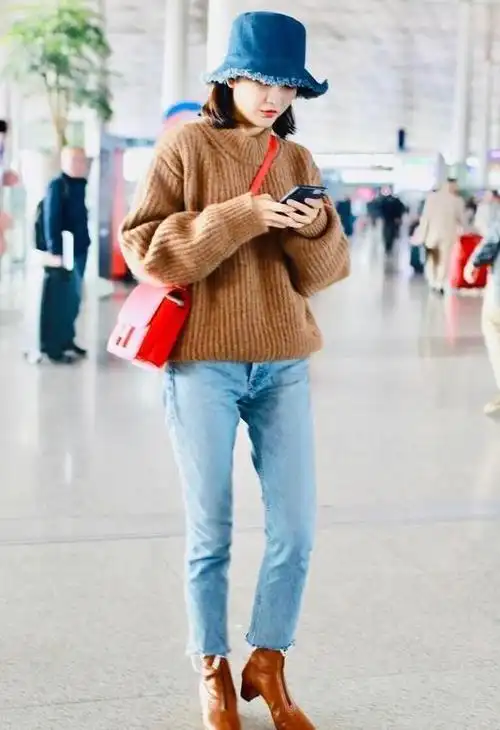 王鸥的脸就算素颜也挺美穿大地色毛衣配牛仔裤越简单越高级