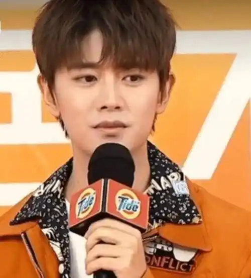 任嘉伦现身机场被喊"国超",谁听到了他的7字回复,粉丝们炸锅了_时候