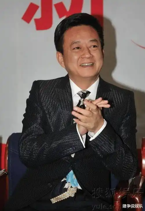 还记得央视主持人朱军吗,因"犯错误"离开央视,,现生活