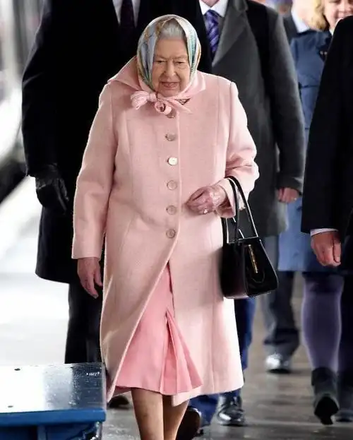 英国女王真是穿衣高手95岁穿粉衣粉裙配花围巾看着却挺贵气