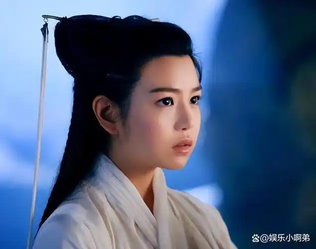 有珠玉在前,李若彤和刘亦菲是公认的气质美女,而陈妍希则因一张娃娃脸