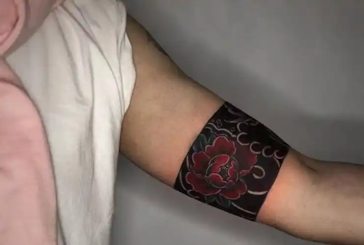 传统|手环纹身图片_手臂老传统牡丹水浪纹身图案