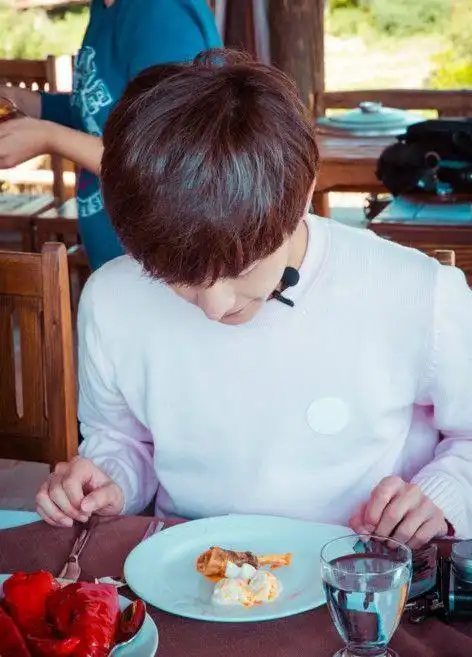 杨洋是我见过吃相最好看的男生,不像鹿晗狼吞虎咽没形象