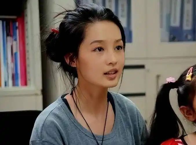 其实坊间有关李沁整容的传闻非常多,一个我甚至把他以前的照片扒了