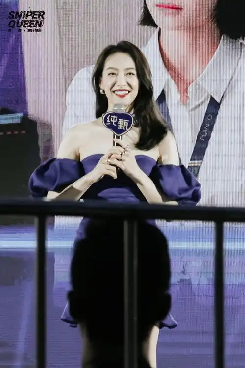 宋茜跪在地上和粉丝合影##宋茜蒙牛纯甄代言人