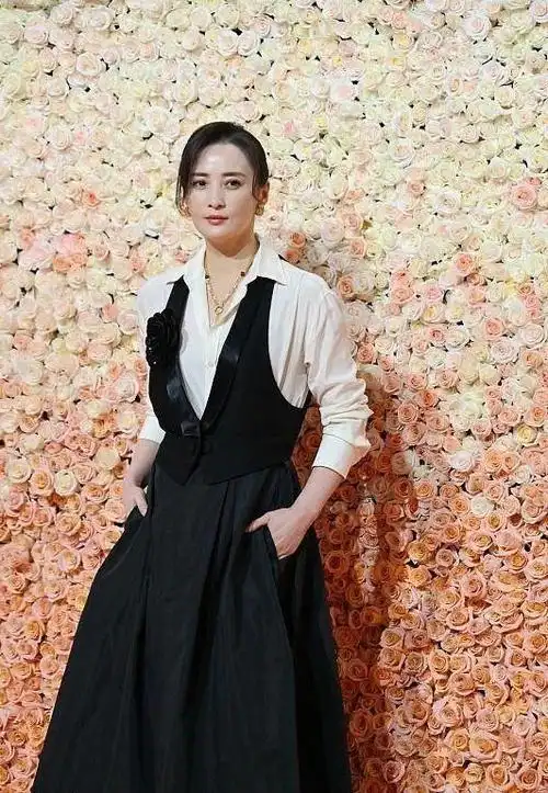 哪家媒体这么"勇"?蒋勤勤照片不修就发出来,上半身看着好壮硕