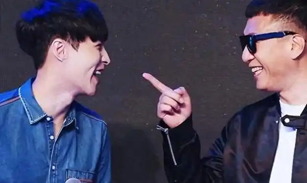 张艺兴孙红雷互动惹争议小家伙有大家伙网友质疑开黄腔