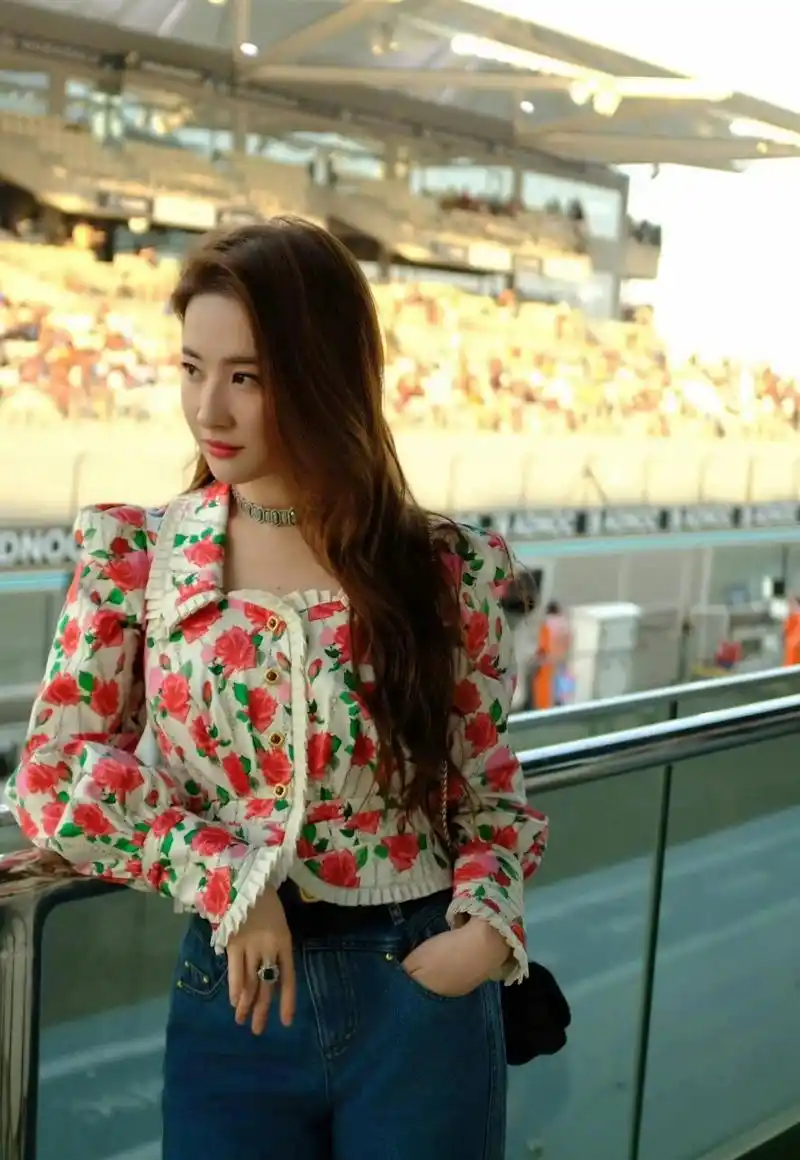 刘亦菲这样的穿搭都没给贴上土气的标签?这是在营销她自己的美貌啊!